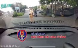 Sự thật bất ngờ vụ thầy dạy lái tự xưng 'quen biết' lớn, ép học viên thông chốt CSGT Hà Nội