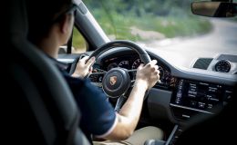 BMW, Mercedes-Benz, Porsche đồng loạt lên tiếng về xăng E10: Có mẫu siêu xe gần 20 tỷ đồng vẫn bị 'cấm cửa'