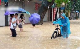 Mưa lớn xuất hiện tại Bắc Bộ, dự báo thời tiết Hà Nội 10 ngày tới có hiện tượng đan xen lạ thường 