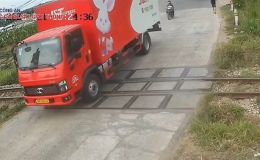 Rào chắn đường sắt đang hạ, tài xế xe tải vẫn cố vượt: Cái giá phải trả sau khoảnh khắc liều lĩnh