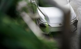 Lexus ES thế hệ mới lộ diện: Lần đầu có bản thuần điện, 'đối đầu' BMW i5 và Mercedes EQE