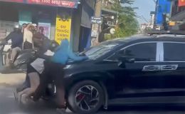 Nguyên nhân 3 người phụ nữ bám nắp capo ô tô đang chạy ở Hà Nội, hiện trường hé lộ chi tiết lạ