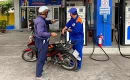 Giá xăng dầu hôm nay 15/6: E10 và RON 92 giảm mạnh hơn 8.000-9.000 đồng, dầu diesel 'phá đáy', giá lăn bánh VinFast VF 7