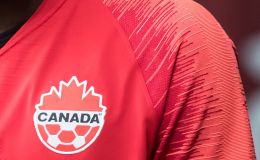 Tuyển thủ Canada kêu gọi mạnh tay với nạn phân biệt chủng tộc trên mạng trước World Cup 2026