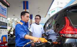 Giá xăng dầu hôm nay trưa 18/6: RON 92 ‘bán như biếu’, E10 giảm hơn 9.300 đồng/lít, giá lăn bánh VinFast VF 8 ra sao?