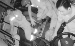 Camera ghi lại diễn biến vụ 2 công nhân xin đi nhờ rồi hành hung nhân viên xe khách, Công an vào cuộc làm rõ
