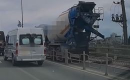 Clip ghi lại cảnh xe trộn bê tông đi vào làn xe máy khiến 1 người tử vong ở cầu Nhật Tân, Hà Nội