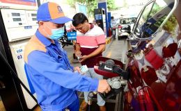 Giá xăng dầu hôm nay 19/6: E10 rẻ chưa từng có, RON 92 giảm mạnh 9.990 đồng/lít, giá VinFast VF 9 lăn bánh bao nhiêu?