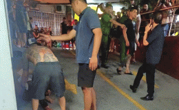 Cảnh tượng người đàn ông máu đầm đìa ngồi gục ở giữa đường sau khi bị hai người truy cùng đuổi tận