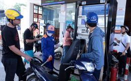 Giá xăng dầu chiều 27/6: RON 92 chỉ còn hơn 19.000 đồng/lít, E10 ‘rẻ như bèo’, giá lăn bánh VinFast VF 3 siêu hấp dẫn
