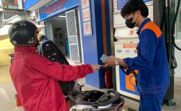 Giá xăng dầu trưa nay 30/6: E10 và RON 92 ‘đua nhau’ giảm sát mốc 18.000 đồng/lít, bảng giá lăn bánh Honda CR-V