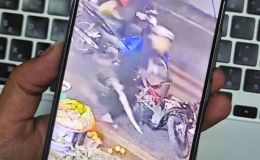 TP.HCM: Camera ghi cảnh nhóm thanh niên mang hung khí rượt đuổi, đập phá xe máy lúc 3 giờ sáng