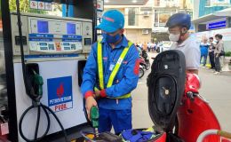 Giá xăng dầu hôm nay 1/8: E10 RON95 và RON92 có tín hiệu về 17.000 đồng, Diesel 'bèo bọt', giá đầy bình xe máy Piaggio