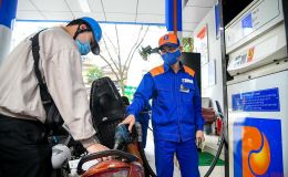 Giá xăng dầu hôm nay 3/8: Xăng E10 cách đáy 2.800 đồng, RON 92 sắp giảm chạm mức cực rẻ, giá lăn bánh VinFast VF 9