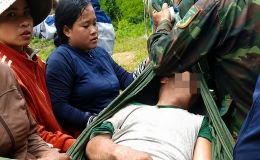 Phát hiện người đàn ông nguy kịch nằm giữa rừng, hiện trường phát hiện nhiều dấu chân đáng ngờ