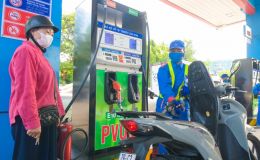 Giá xăng dầu hôm nay 12/8: Dầu diesel rẻ hơn đỉnh 17.236 đồng, RON 92 và E10 ‘bán như cho’, giá lăn bánh VinFast VF 5