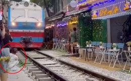 Thông tin bất ngờ về cô gái ngồi sát đường ray quay clip, bị tàu hỏa hất văng điện thoại tại Hà Nội