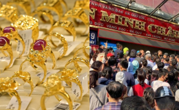 Cập nhật giá vàng hôm nay chiều 15/8: Vàng trong nước bật tăng dữ dội, người mua hết sức thận trọng