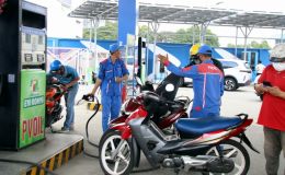 Giá xăng dầu trưa nay 15/8: Xăng E10 về gần 19.000 đồng/lít, RON 92 rẻ hơn đỉnh 8.800 đồng, giá đầy bình xe ga 150-160cc