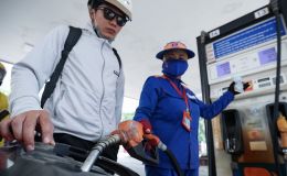 Giá xăng dầu hôm nay 17/8: E10 RON95 chuẩn bị 'chạm đáy' 17.000 đồng/lít, E5 RON92 cực bèo, giá đầy bình xe máy Piaggio