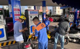 Giá xăng dầu hôm nay 21/8: Xăng E10 rẻ hơn đỉnh 8.750 đồng, RON 92 cách đáy chỉ 2.642 đồng, giá lăn bánh Hyundai Accent