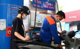 Giá xăng dầu hôm nay 22/8: Dầu diesel ‘rẻ bèo’, xăng RON 92 và E10 chỉ cách đáy 2.600 đồng, giá lăn bánh VinFast VF 5