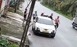 Chặn đầu ô tô rồi dùng mũ bảo hiểm tấn công tài xế, người đàn ông bị công an đưa về làm việc
