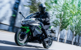 Kawasaki Ninja e-1 ABS 2027 ra mắt, mô tô điện thể thao sở hữu tính năng tăng tốc điện tử e-boost