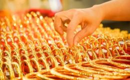 Cập nhật giá vàng hôm nay chiều 31/8: Vàng trong nước cao 'chót vót', vàng thế giới lùi sát 4400 USD