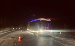 Hiện trường va chạm nghiêm trọng giữa xe khách và xe máy trên QL6 khiến 2 người tử vong, lỗi ở xe khách?