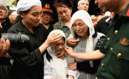 Tang lễ Trung tá Trần Văn Tùng: Đồng đội, người thân, hàng xóm và nhiều người xa lạ đến tiễn biệt