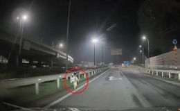 Bé trai đeo balo đi lạc trên đường dẫn cao tốc, bật khóc, nói 1 câu đau lòng khi được hỏi ‘Ba mẹ con đâu’