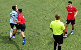 Cầu thủ U19 chơi xấu đối thủ, lao vào ‘cà khịa’ đòi ăn thua với trọng tài khi bị thẻ đỏ
