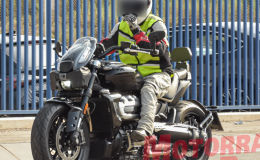 'Vua cơ bắp' Triumph Rocket 3 chuẩn bị tái xuất: Đại tu công nghệ, radar cảnh báo điểm mù xuất hiện
