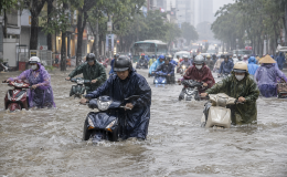 Vì sao Hà Nội mưa lớn kéo dài gây ngập sâu trên diện rộng, cập nhật các điểm úng ngập mới nhất?