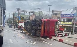 Tai nạn liên hoàn khiến ô tô giường nằm chở 13 người lật trên QL1, nhiều người bị thương 