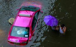 Thủ đô Bangkok ban bố tình trạng thảm họa, ô tô chìm trong biển nước