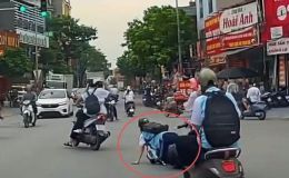Nữ sinh Bắc Ninh bị bạn kéo tóc ngã xuống đường, hành động sau đó khiến nhiều người bức xúc 