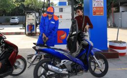 Giá xăng dầu hôm nay 4/10: RON 92 và E10 RON 95 có dấu hiệu xuống 20.000 đồng/lít từ tuần sau? giá đầy bình xe ga 110cc