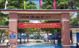 Tố giáo viên bắt học sinh làm hơn 10 trang bài tập mỗi tối, sự thật khiến công an phải vào cuộc
