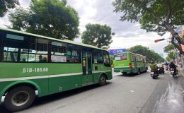 Vượt xe buýt tưởng đơn giản nhưng cực nguy hiểm: Chỉ một cú lắc tay lái có thể trả giá đắt
