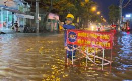 Triều cường chiều 11/10 khiến nhiều tuyến đường tại TPHCM chìm trong nước, xe chết máy