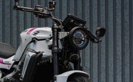 Yamaha XSR900 2027 chơi lớn với màu sơn trắng hồng: Nhìn là nhớ ngay huyền thoại đua xe 1993