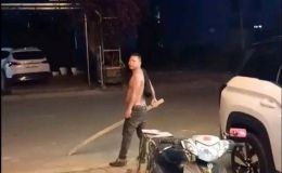 Đã tìm ra danh tính nam thanh niên cởi trần cầm gậy sắt đập phá ô tô trong đêm ở Bắc Ninh