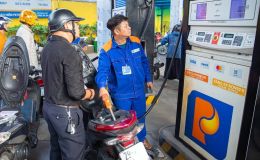 Giá xăng dầu hôm nay 19/10: Xăng E10 RON 95 và E5 RON 92 đua nhau giảm, cách đáy bao nhiêu? Giá lăn bánh VinFast VF 7