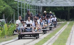 Đoàn tàu độc lạ ở nước láng giềng Việt Nam, cách tránh nhau trên đường ray khiến du khách bất ngờ