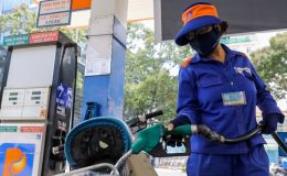 Giá xăng dầu hôm nay 22/10: Dầu diesel giảm ‘chóng mặt’, E5 RON 92 và E10 RON 95 rất gần đáy, giá lăn bánh VinFast VF 5