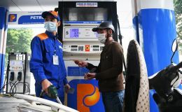 Giá xăng dầu trưa 22/10: Dầu diesel giảm vèo vèo, E10 RON 95 và RON 92 còn cách đáy bao nhiêu? Giá đầy bình ô tô Toyota