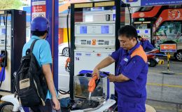 Giá xăng dầu trưa nay 21/10: Dầu lại giảm sâu, E5 RON 92 và E10 RON 95 đã tiếp cận đáy, giá đầy bình xe côn tay 150cc