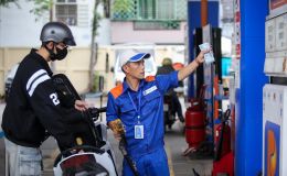 Giá xăng dầu hôm nay 25/10: E5 RON 92 giảm rất gần đáy, E10 RON 95 đã rẻ hơn đỉnh 6.200 đồng, giá đầy bình các mẫu xe số